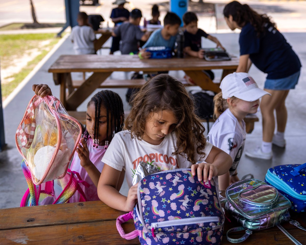 Little girls open lunch boxes