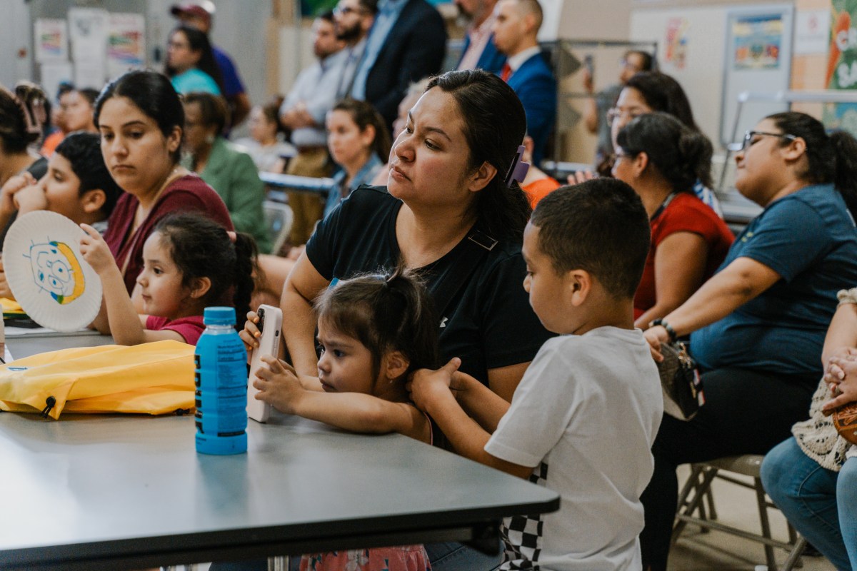 Susana Hernandez and her daughter, Alyssa Hernandez, 3, listen to Houston ISD Superintendent Mike Miles during a community meeting
