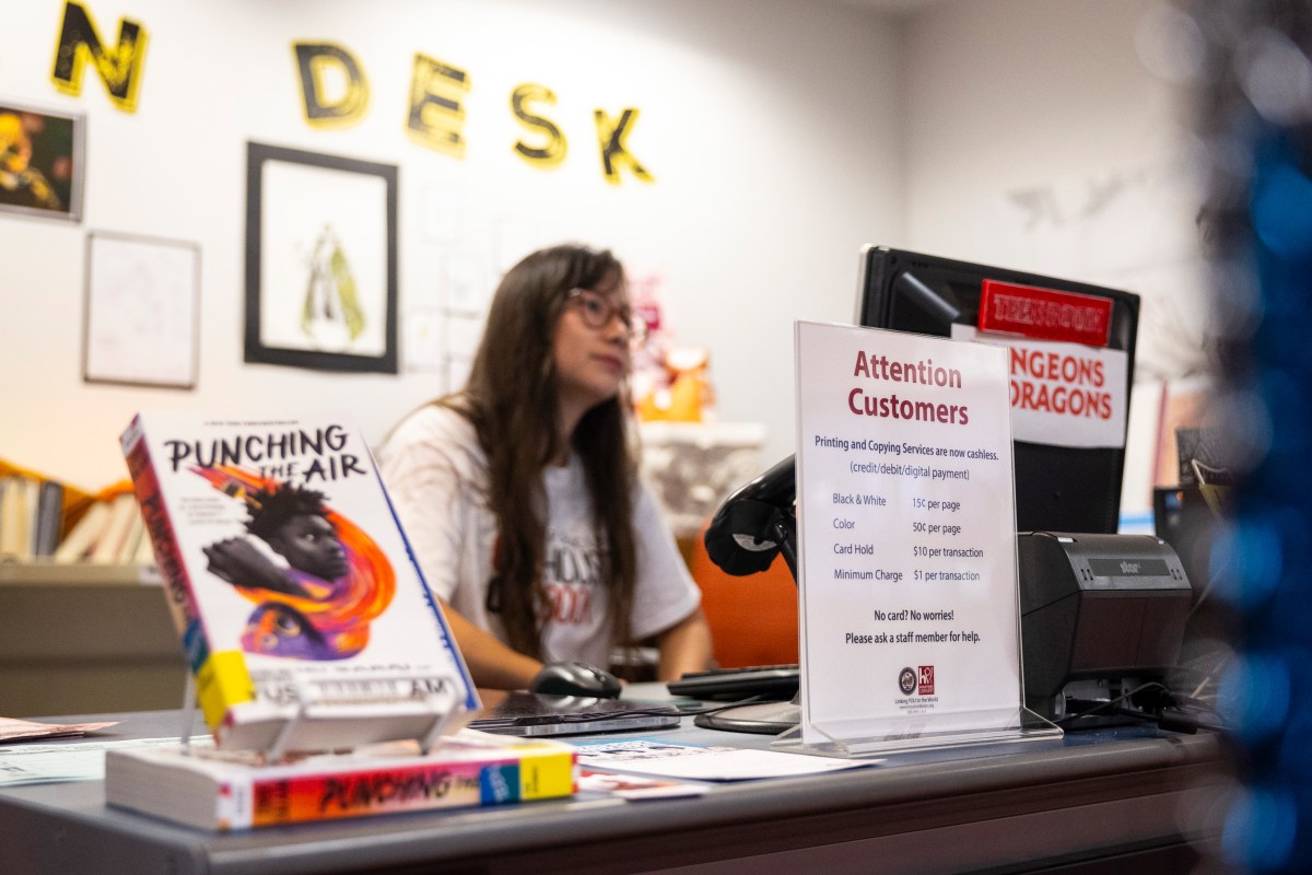 A new sign about cashless payments at the Houston Public Library