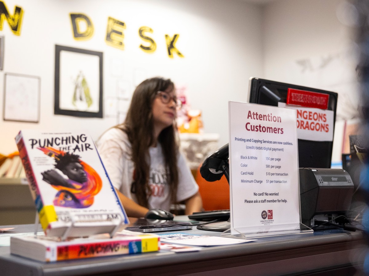 A new sign about cashless payments at the Houston Public Library