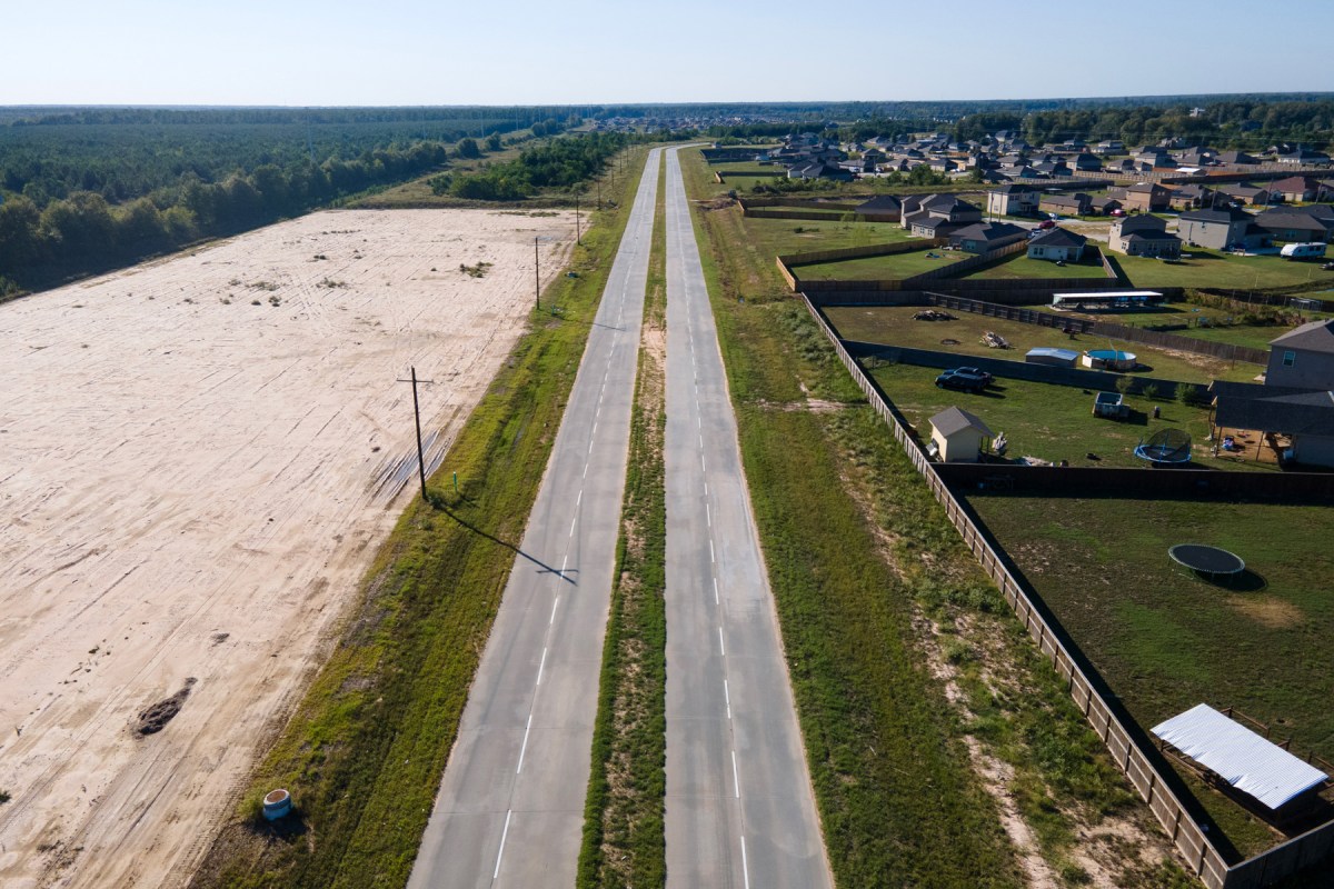 Vista aérea del desarrollo Colony Ridge cerca de Houston. Los registros obtenidos por Houston Landing y The Texas Tribune muestran que al menos tres agencias estatales fueron advertidas durante años sobre posibles problemas en el desarrollo.