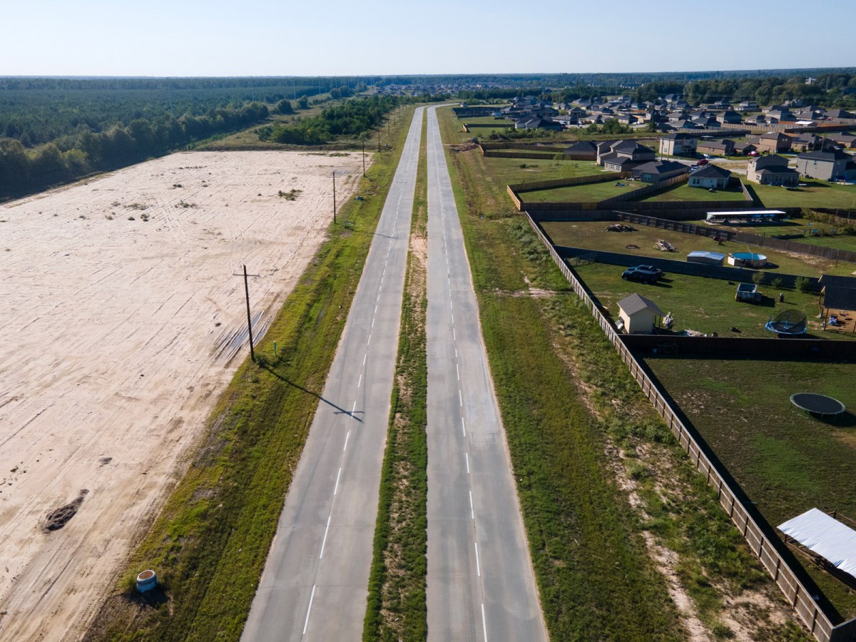 Vista aérea del desarrollo Colony Ridge cerca de Houston. Los registros obtenidos por Houston Landing y The Texas Tribune muestran que al menos tres agencias estatales fueron advertidas durante años sobre posibles problemas en el desarrollo.