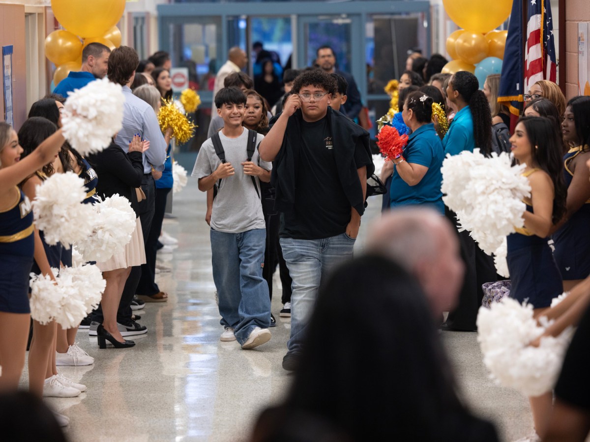 Acompáñenos en Aldine y comparta su opinión con nuestros periodistas de educación en una sala de redacción comunitaria