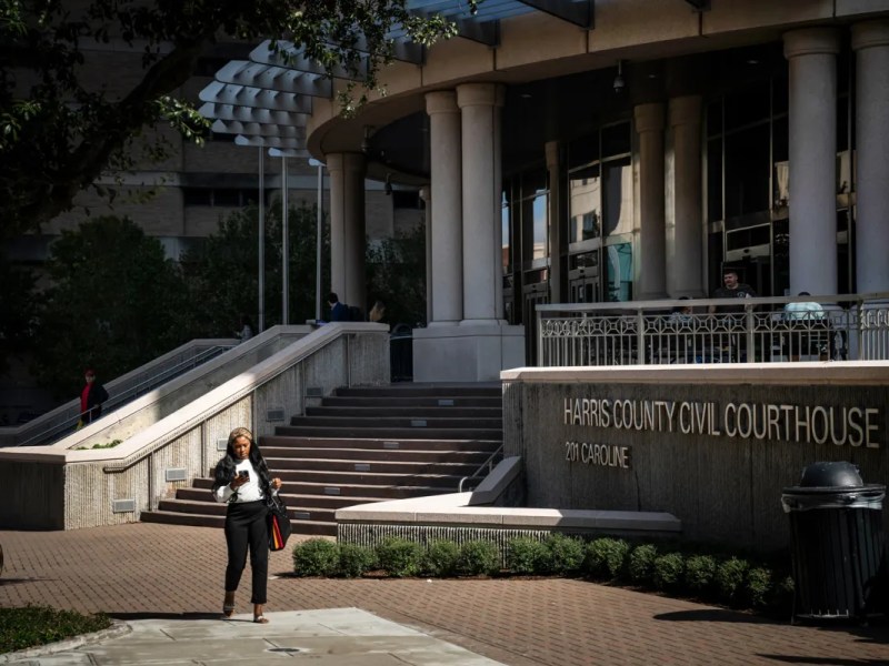 Tras alza de detenciones, fiscalía de Condado de Harris le da tarjetas a testigos inmigrantes